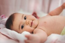 ¿Cuál es la postura ideal para dormir a un bebé?